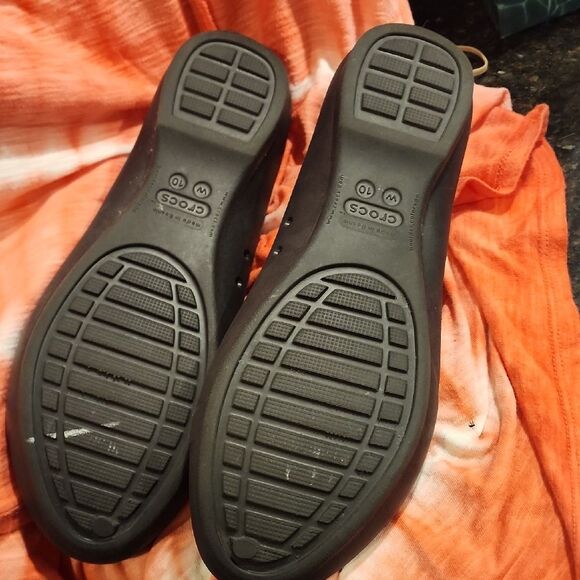 Black and Silver Crocs Loafers with Decorative Medallion Size 10 - Picture 2 of 5